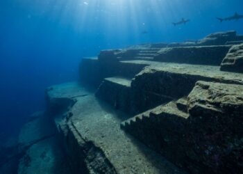 Monumento de Yonaguni submerso com terraços misteriosos