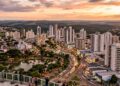 Entre Goiânia e Brasília: a terceira maior cidade goiana virou rota de quem quer custo de vida menor sem abrir mão de infraestrutura