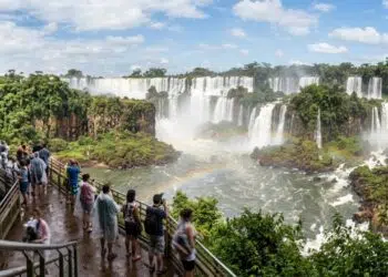 1,5 milhão de litros de água por segundo: a cidade paranaense que abriga uma das 7 Maravilhas Naturais do Mundo