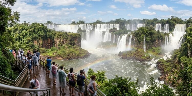 1,5 milhão de litros de água por segundo: a cidade paranaense que abriga uma das 7 Maravilhas Naturais do Mundo