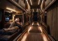 Com poltronas que viram camas e telas individuais, este ônibus na Indonésia transforma a viagem em uma sala de estar sobre rodas