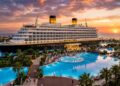 Com 586 quartos e uma arquitetura que replica o lendário navio, o resort na Turquia virou o destino mais icônico e temático de toda a Riviera Turca