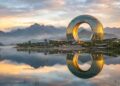 Com suítes que superam US$ 5 mil por noite, a estrutura circular de 97 metros de altura redefine o luxo às margens do lago Yanqi na China