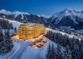 Com suítes que superam 10 mil francos durante o Fórum Econômico, o hotel oval de 216 quartos é um ícone de luxo nos Alpes Suíços