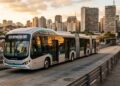 O gigante articulado que carrega uma multidão de uma vez e mostra por que algumas cidades preferem ônibus a metrô