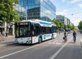 O ônibus europeu que abastece em minutos e solta apenas vapor de água enquanto roda em linhas urbanas