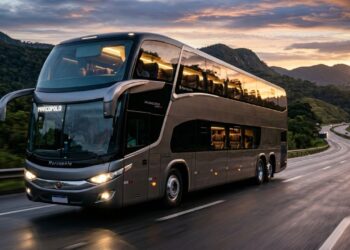 O ônibus de dois andares brasileiro que virou cabine de descanso para viagens longas cruzando o país