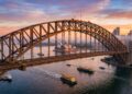 O colossal arco de aço de 134 metros de altura que conecta a baía de Sydney desde 1932 e é uma das maiores estruturas metálicas do mundo