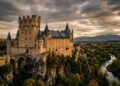 O espetacular castelo medieval do século 12 esculpido no topo de um penhasco de pedra que inspirou a Disney e guarda a história dos reis