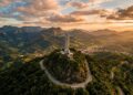 O imponente monumento de 28 metros de altura erguido em 1982 no topo do morro que abençoa a cidade capixaba e desafia as leis da engenharia