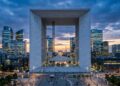 O monumental cubo oco de 110 metros de altura revestido de granito e vidro que redesenhou o horizonte moderno de Paris para a era tecnológica