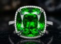 Esqueça a esmeralda e a turmalina verde, pois este cristal siberiano brilha com um verde profundo gerado pelo cromo de sua estrutura