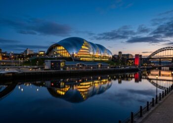 O futurista complexo musical de conchas de aço inoxidável que abriga salas de concertos de acústica excepcional na Inglaterra