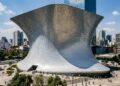 A brilhante estrutura revestida por 16 mil placas hexagonais de alumínio que abriga milhares de obras de arte na Cidade do México