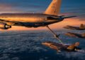 Equipado com uma lança de reabastecimento de alta vazão, o Pegasus realiza transferências de combustível a 800 km/h sobre as nuvens