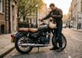 Com seu motor de 350cc e design que remete aos anos 50, a moto indiana preserva a estética clássica aliada a uma mecânica moderna e confiável