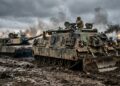 Projetado para rebocar 70 toneladas, o veículo blindado de recuperação Hercules é o gigante que resgata tanques em plena linha de frente