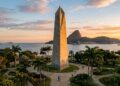 O imponente prisma de granito de 15 metros no Rio de Janeiro que homenageia o fundador da cidade e abriga uma cripta histórica desde 1973