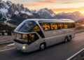 O aerodinâmico ônibus de 13 metros com teto panorâmico de vidro que redefiniu o transporte de passageiros em rotas turísticas pela Europa