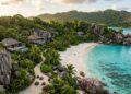 O exclusivo refúgio tropical com apenas 11 vilas privativas integradas a rochas gigantes de granito e praias preservadas