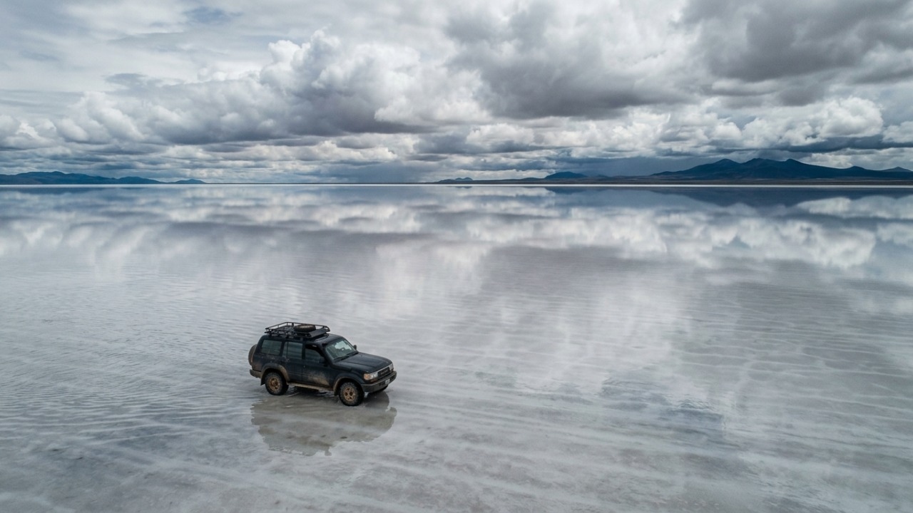 A planície de 10.582 km² de sal na Bolívia desafia a direção; atravessar este deserto branco exige orientação precisa sobre a maior crosta de sal do mundo