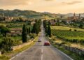 Construída em 187 a.C. pelos romanos, a rota de 262 km atravessa a Itália conectando Rimini a Piacenza como um dos eixos mais antigos da Europa