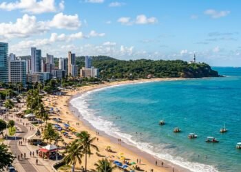 A capital onde o mar mantém 27 graus o ano inteiro e o banho de mar é parte da rotina diária