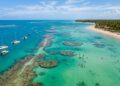 Recifes de coral que viram piscinas a 6 km da costa: o paraíso alagoano com mar a 27 graus o ano inteiro