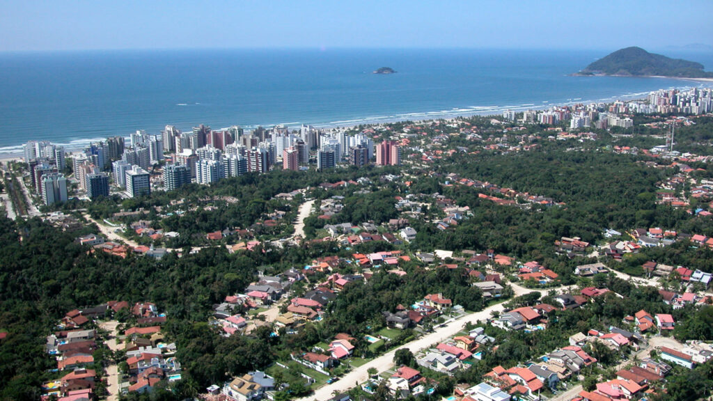 Antes mesmo de São Vicente existir: a vila litorânea fundada em 1531 com 33 km de praias que abriga a fortaleza mais antiga do Brasil e preserva 90% do território