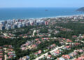 Antes mesmo de São Vicente existir: a vila litorânea fundada em 1531 com 33 km de praias que abriga a fortaleza mais antiga do Brasil e preserva 90% do território
