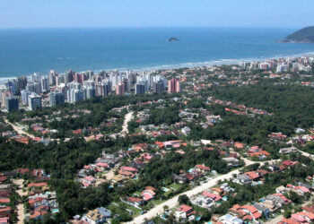 Antes mesmo de São Vicente existir: a vila litorânea fundada em 1531 com 33 km de praias que abriga a fortaleza mais antiga do Brasil e preserva 90% do território
