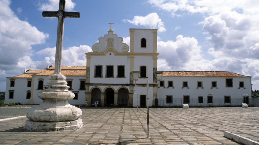 Fundada em 1590, a 4ª cidade mais antiga do Brasil tem a única praça filipina das Américas e um Cristo Redentor mais antigo que o do Rio