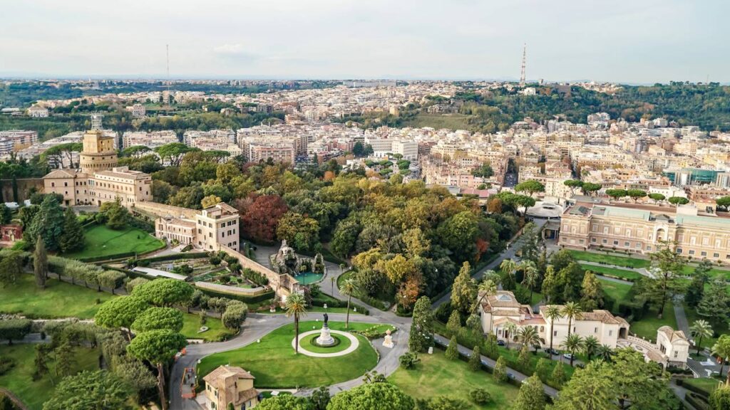 Como é viver na cidade fundada há 2.779 anos no menor país do mundo
