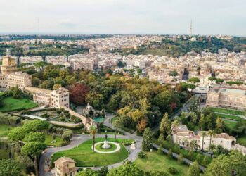 Como é viver na cidade fundada há 2.779 anos no menor país do mundo