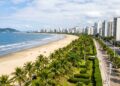 5,3 km de orla verde recordista: o maior jardim de praia do mundo fica no litoral paulista