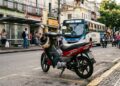Moto sem CNH da Shineray vira alternativa barata para quem quer sair do ônibus sem encarar uma moto tradicional