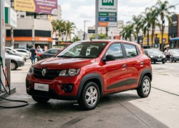 Renault tem modelo compacto que faz mais de 15 km por litro de combustível e transforma baixo custo em argumento forte