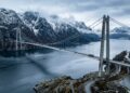 Com 170 metros de altura, a ponte que atravessa um fiorde na Noruega parece flutuar entre montanhas e desafia ventos extremos