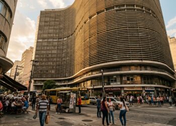 Projetada com uma silhueta ondulada de 115 metros de altura e 1.160 apartamentos, a estrutura de 1966 é o maior bloco residencial da América Latina