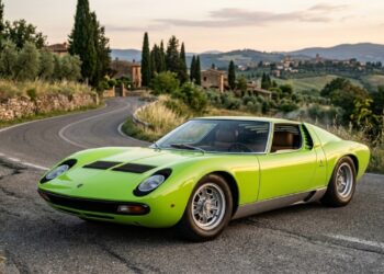 Projetado com motor V12 central traseiro em 1966, o clássico italiano com faróis marcantes inaugurou a era de ouro dos supercarros modernos