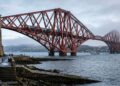 A colossal ferrovia cantilever de aço vermelho com 2.467 metros de extensão que foi concluída em 1890, sendo o maior marco histórico da Escócia