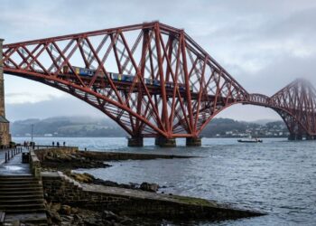 A colossal ferrovia cantilever de aço vermelho com 2.467 metros de extensão que foi concluída em 1890, sendo o maior marco histórico da Escócia