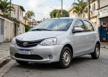 Toyota guarda em modelo usado a fama de carro que quase não dá susto e ainda faz consumo digno de compacto moderno