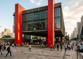 Sustentada por quatro colossais pilares vermelhos, a estrutura de 1968 exibe um vão livre de 74 metros que revolucionou a engenharia brasileira