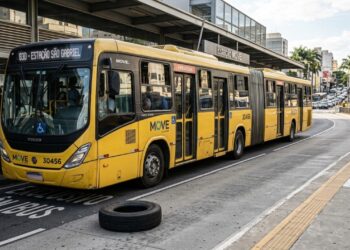 O articulado de quase 23 metros que leva mais de 150 passageiros e faz uma avenida funcionar como corredor de massa