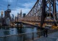 A imponente estrutura de aço de dois níveis com 1.135 metros de extensão que foi inaugurada em 1909 para conectar Manhattan ao Queens em Nova York