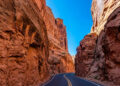 A rodovia em Utah percorre 198 km cruzando desfiladeiros de rocha vermelha; subindo a 2.937m de altitude, a rota é um marco cênico do deserto