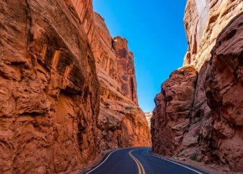 A rodovia em Utah percorre 198 km cruzando desfiladeiros de rocha vermelha; subindo a 2.937m de altitude, a rota é um marco cênico do deserto