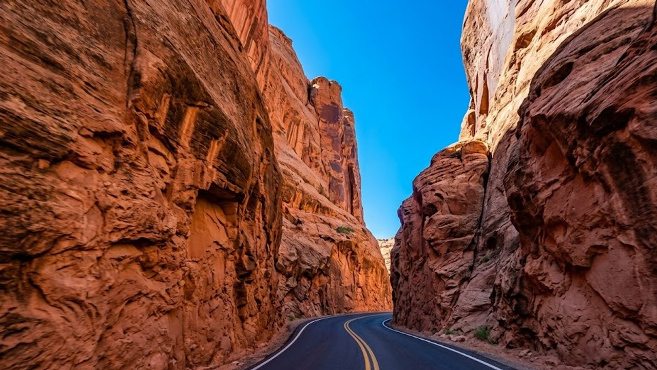 A rodovia em Utah percorre 198 km cruzando desfiladeiros de rocha vermelha; subindo a 2.937m de altitude, a rota é um marco cênico do deserto