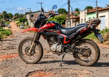 Honda tem modelo trail que passa dos 30 km por litro de combustível e encara buraco, terra e cidade ruim com facilidade